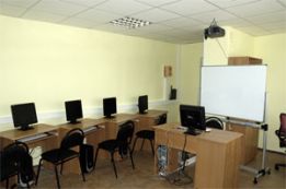 Учебный центр - стол преподавателя